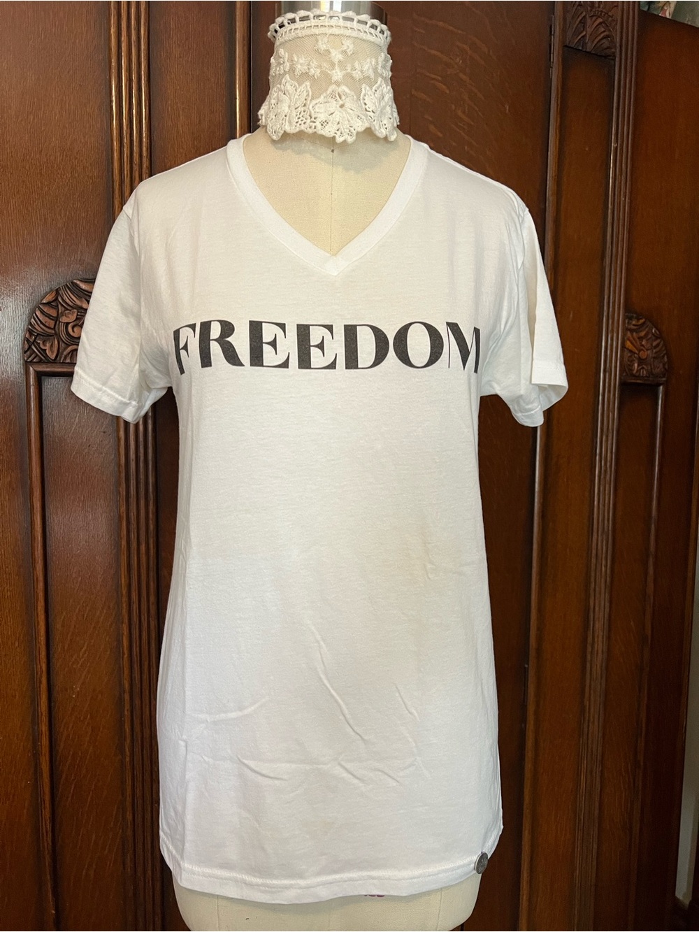 Ethically Made FREEDOM White V-Neck Graphic Tee Size Small